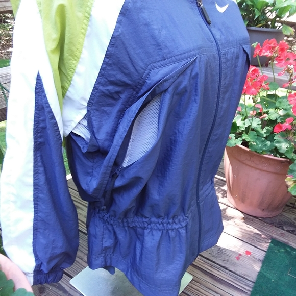 NIKE Women's Windbreaker. - Picture 6 of 10